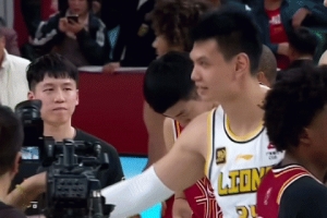 ??握手言和 比賽結(jié)束后許鐘豪主動(dòng)找到張寧握手