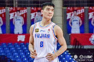 超神發(fā)揮！黎伊揚(yáng)40分鐘拿21分9助5斷&正負(fù)值+35 多次命中壓哨球