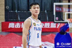 領(lǐng)先功勞大！黎伊揚(yáng)半場正負(fù)+24 7中4拿到11分&另有3板4助3斷