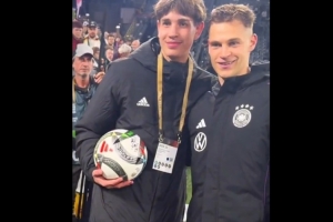 德國(guó)球童助力快發(fā)角球破門(mén)，基米希賽后送上簽名足球并合影鼓勵(lì)