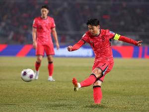 草皮連遭吐槽?約旦記者問韓國(guó)記者：韓國(guó)遇困難了？草皮非常糟糕