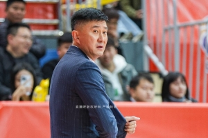 杜鋒：季后賽只能注冊(cè)四個(gè)外援 吉倫沃特膝傷還沒(méi)好 盼他早日康復(fù)