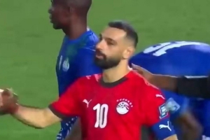 追星！塞拉利昂教練和球員賽后找薩拉赫合影