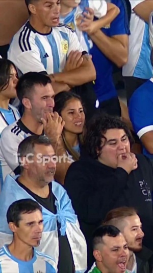 賽前維尼修斯熱身對著看臺打招呼，被阿根廷球迷狂噓