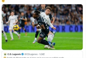 迪奧曼德禁區(qū)倒地未判點(diǎn)，萊加內(nèi)斯社媒曬倒地瞬間照片：??