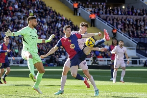 德甲Logo再現(xiàn)西甲??36歲萊萬(wàn)高難度勾射破門，再度復(fù)刻德甲Logo