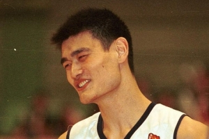 2002年的今天：姚明季后賽砍35分24板大號兩雙 率領上海擊敗吉林