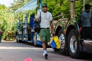 熱帶風(fēng)情??火箭眾將客場穿搭：申京慵懶闊腿褲 海王腳踩人字拖