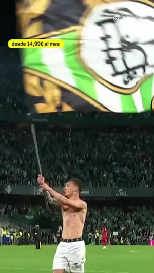 貝蒂斯戰(zhàn)勝塞維利亞后，安東尼揮舞旗幟與球迷一起慶祝??