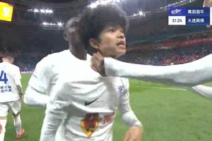 大連英博客場(chǎng)領(lǐng)先！23歲呂焯毅禁區(qū)外遠(yuǎn)射打破僵局