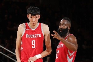 火箭上次50勝都有誰？燈泡無緣西決 周琦哈滕命運迥異 4人來中國