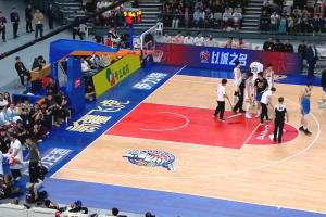 希望沒事啊??趙睿膝蓋和對手碰撞后痛苦倒地 被擔(dān)架車抬離現(xiàn)場