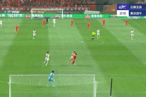 VAR維持原判！奧斯卡即將形成單刀被劉軍帥拉倒，主裁出示黃牌