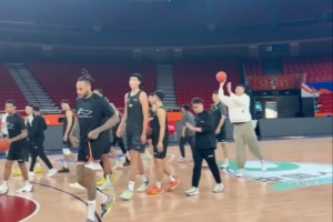 寶刀不老！廣東男籃踩場(chǎng)訓(xùn)練 杜鋒中場(chǎng)三分一箭穿心