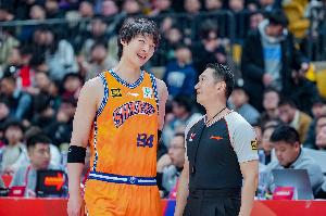 ????付政浩：滬粵之戰(zhàn)肉搏升級 半場犯規(guī)頻發(fā)成比賽焦點??