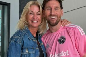 老梅吃瓜??記者：梅西閑聊時(shí)不談足球，他追著我問旺達(dá)的八卦