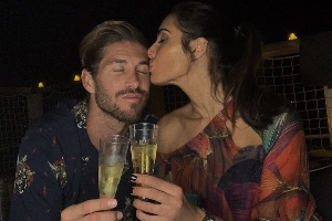 水爺遠(yuǎn)赴墨西哥踢球！太陽報(bào)：拉莫斯妻子決定定居馬德里，不搬家