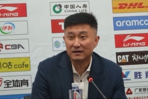 杜鋒回應(yīng)長(zhǎng)時(shí)間使用三后衛(wèi)：沒發(fā)現(xiàn)任駿飛受傷了嗎？杜潤(rùn)旺感冒了