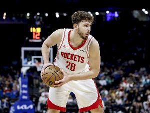 申京：我現(xiàn)在更像一個(gè)領(lǐng)導(dǎo)者了 我關(guān)心球隊(duì)在乎勝利 這就是成長