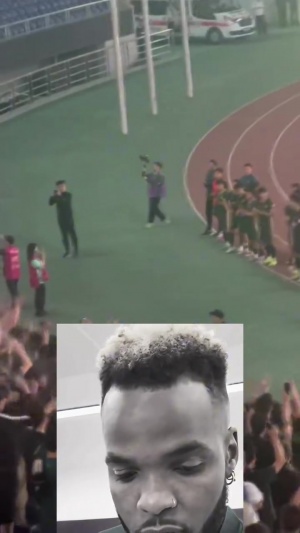 悼念??浙江球迷賽后謝場(chǎng)環(huán)節(jié)集體高喊布彭扎，浙江球員沮喪低頭