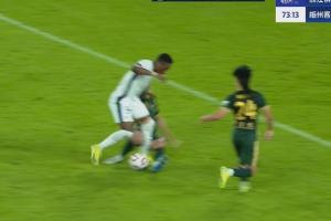 劉浩帆送點梅開二度！邁克爾點射后雙手指天+梅州全隊雙手合十