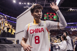 瓊斯：趙睿是中國(guó)男籃未來(lái)的領(lǐng)袖 他很頑強(qiáng)、充滿激情、討厭輸球