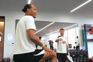 歡樂多??范迪克查遲到，麥卡最后抵達(dá)表示沒遲到并問：努涅斯呢