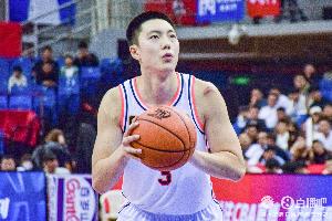 沒啥表現(xiàn)！胡明軒首節(jié)出戰(zhàn)6分鐘 2投0中&數(shù)據(jù)欄除1犯規(guī)都是0