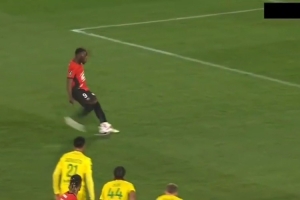 夢(mèng)回皇馬vs馬競(jìng)點(diǎn)球大戰(zhàn)！雷恩球員罰點(diǎn)二次觸球，進(jìn)球被取消