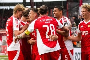 ??瘋狂進(jìn)球大戰(zhàn)！德甲賽場半場8粒進(jìn)球，柏林聯(lián)合暫4-4斯圖加特