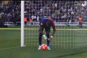 ??拉菲尼亞罰點前給皮球澆水，用的還是塞爾塔門將的水瓶