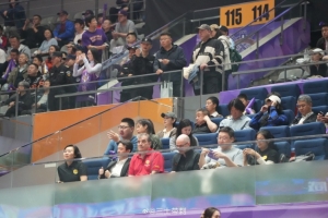 來看誰？媒體人：步行者球探觀戰(zhàn)京城德比G4 身旁有中國(guó)男籃助教