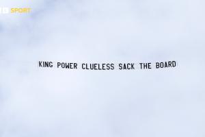 提前5輪降級！萊斯特城球迷飛機拉橫幅抗議：解雇董事會