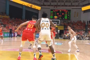 孫銘徽表示腳還有點(diǎn)腫但問題不是很大 若球隊(duì)需要 下場將帶傷出戰(zhàn)