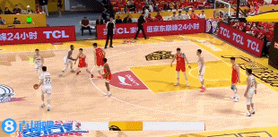 ??你想干什么？付豪順下試圖三步上籃 胡金秋補防頂板血帽！