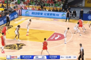 翻江倒海！胡金秋沖擊籃筐 頂著防守強行勾手打板命中