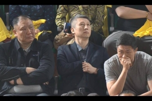 ??中國男籃主帥郭士強&助教王晗來到現(xiàn)場 觀看北京VS山西一番戰(zhàn)