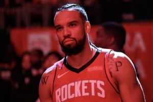 ??太強(qiáng)“陰”了？狄龍一個(gè)回合三次試圖弄傷庫里受傷的拇指??