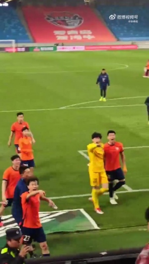 暴怒互噴！海牛平梅州9輪僅3分 賽后球員與球迷爆發(fā)激烈言語沖突