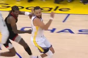 ??庫里干拔關鍵三分前被杰倫-格林拽了把胳膊 沒受影響照進不誤