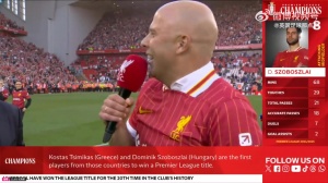 ??奪冠后演講的第一件事，斯洛特帶領(lǐng)全場球迷合唱克洛普之歌