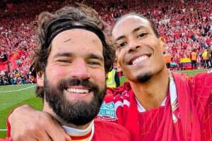 哥倆好，相互成就！阿利森社媒曬與范迪克合照：??????