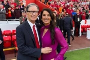 現(xiàn)場見證奪冠！利物浦老板亨利和老板娘琳達(dá)在安菲爾德合影