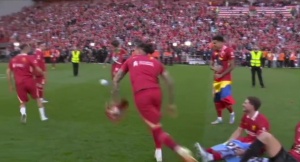 ??追上我讓你嘿嘿嘿？薩拉赫說啥了，努涅斯起身猛追他