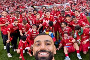 看鏡頭，笑一個！薩拉赫和隊友自拍奪冠留念大合照，都開開心心！