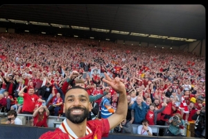 奪冠最大功臣！薩拉赫社媒曬與球迷自拍合影，笑容十分燦爛