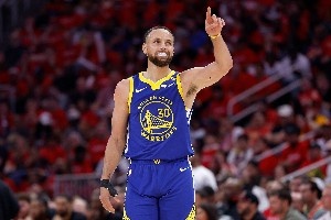 老詹季后賽勝場強勢領(lǐng)跑??上榜保底2冠??庫里超KD&身前有追湯