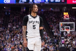 卡斯?fàn)柺邱R刺隊史第四位最佳新秀 前三位是大衛(wèi)-羅賓遜/鄧肯/文班