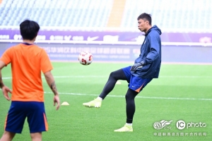 踩場掠影 球隊完成在濟南奧體中心體育場的踩場訓練