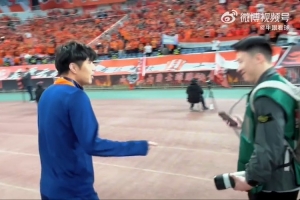 淚目??記者：蒿俊閔賽后低調(diào)謝場，并與泰山球員致意